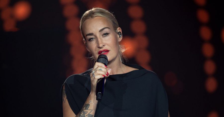 Die deutsche Sängerin Sarah Connor steht auf der Bühne der ARD-Benefizgala.