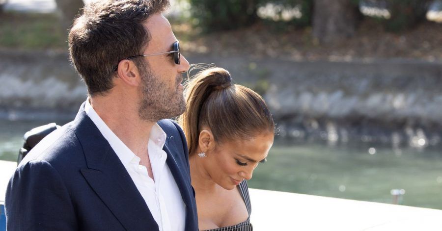 Es ist ihr erster gemeinsamer großer Auftritt nach dem Liebes-Comeback. Hier spazieren Ben Affleck und JLo durch Venedig.