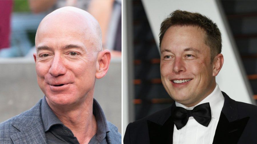 Jeff Bezos (li.) und Elon Musk wollen beide Tourismus ins All etablieren. (stk/spot)