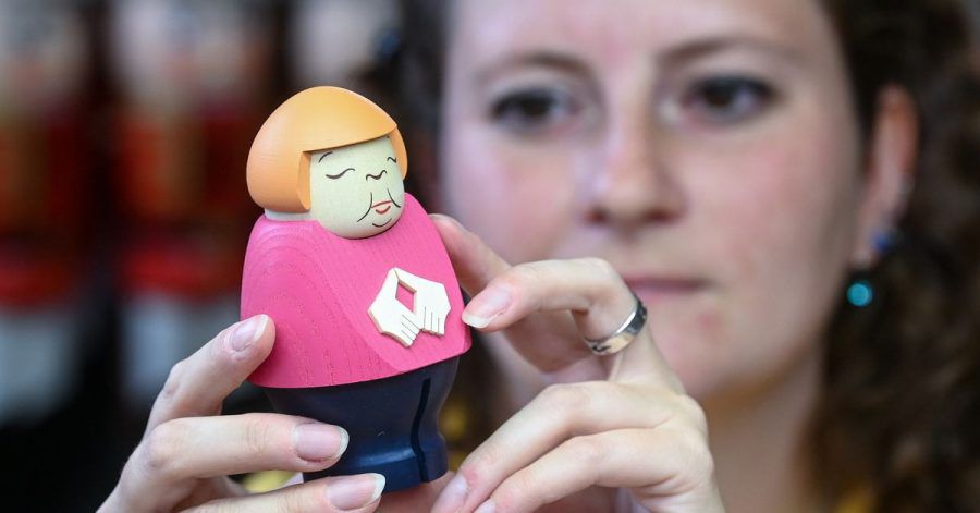 Sina Klement komplettiert in der Schauwerkstatt der Seiffener Volkskunst in Seiffen eine Merkel-Figur.