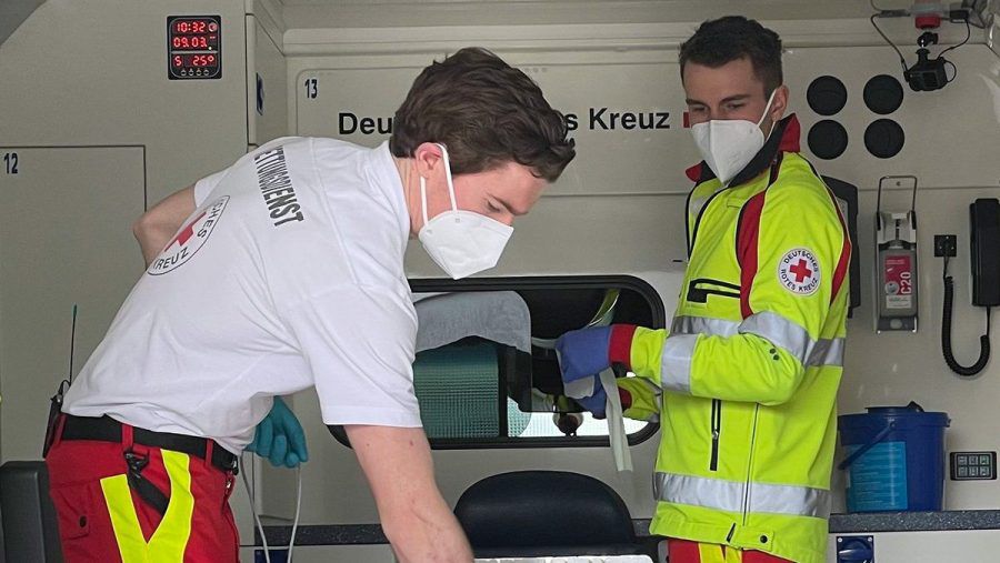 In "Erste Hilfe, letzte Rettung - Sanis in Ausbildung" werden junge Rettungssanitäterinnen und -sanitäter bei ihrem Arbeitsalltag begleitet. (aha/spot)