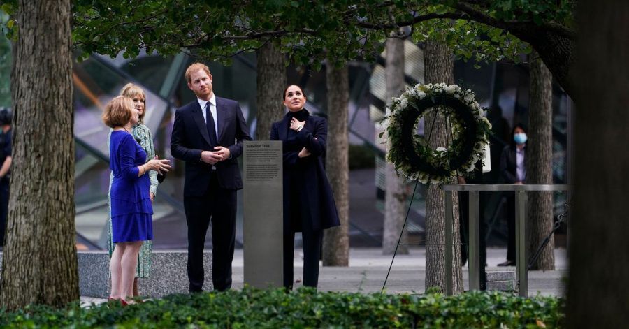 Prinz Harry (2.v.r) und Meghan Markle (r), besuchen das National September 11 Memorial & Museum.