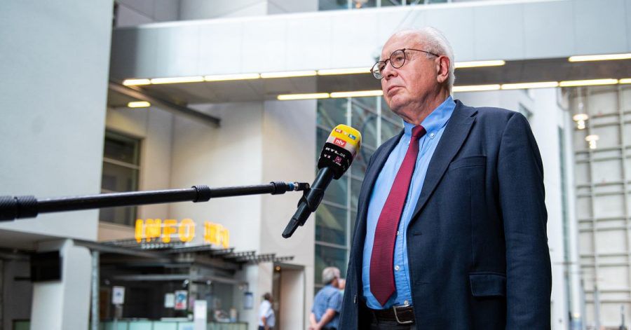 Kläger-Rechtsanwalt Elmar Giemulla in der Lobby des Oberlandesgerichtes.