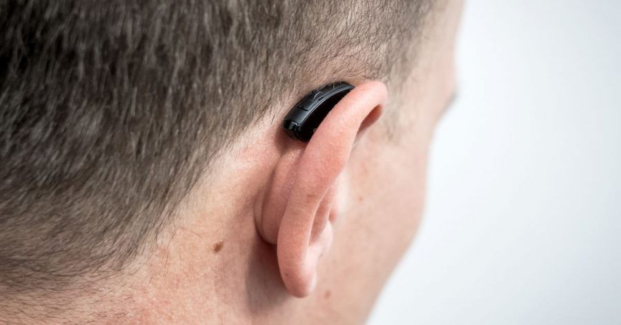 Hörgeräte fallen beim Auf- und Absetzen von Maske, Mütze oder Stirnband mitunter mal runter.