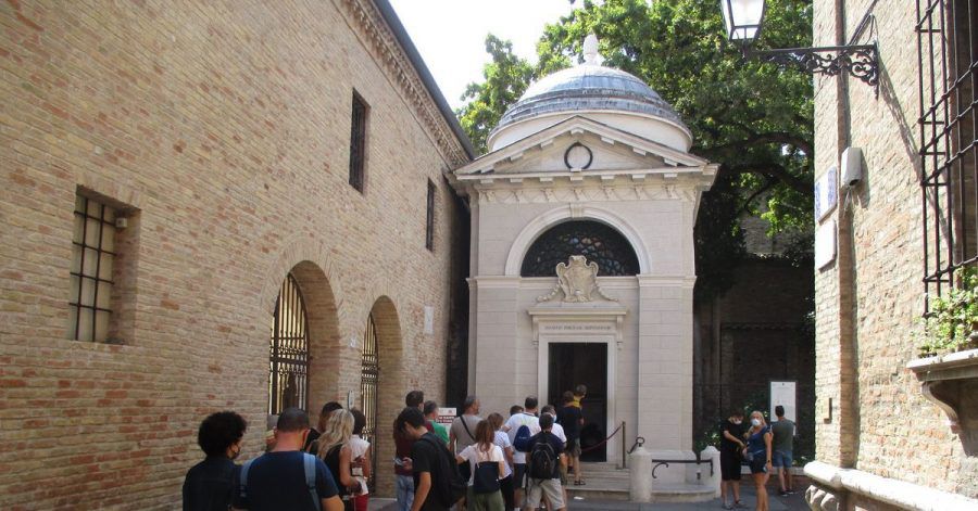 Besucher stehen Schlange, um einen Blick in das Mausoleum des italienischen Nationaldichters Dante Alighieri zu werfen.