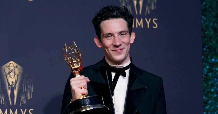 Josh O'Connor, Gewinner des Preises für den herausragenden Hauptdarsteller in einer Dramaserie für "The Crown", posiert bei den Emmy Awards.