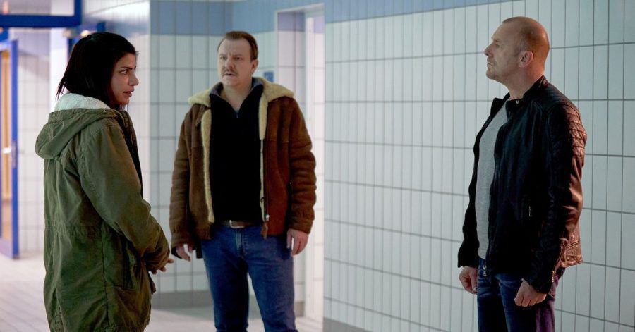 Ingo Thiel (Heino Ferch, r) und sein Kollege Winni (Ronald Kukulies, M) befragen die Schwimmtrainerin Lisa Fechner (Shadi Hedayati) zum Verbleib eines Mädchens.