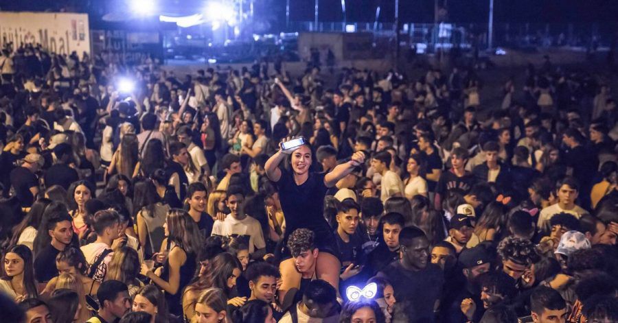 Partys im Freien, oft mit viel Alkohol, die in Spanien «Botellones» genannt werden, sind eigentlich verboten. Das Trinken von Alkohol in der Öffentlichkeit kann hohe Bußgelder nach sich ziehen.