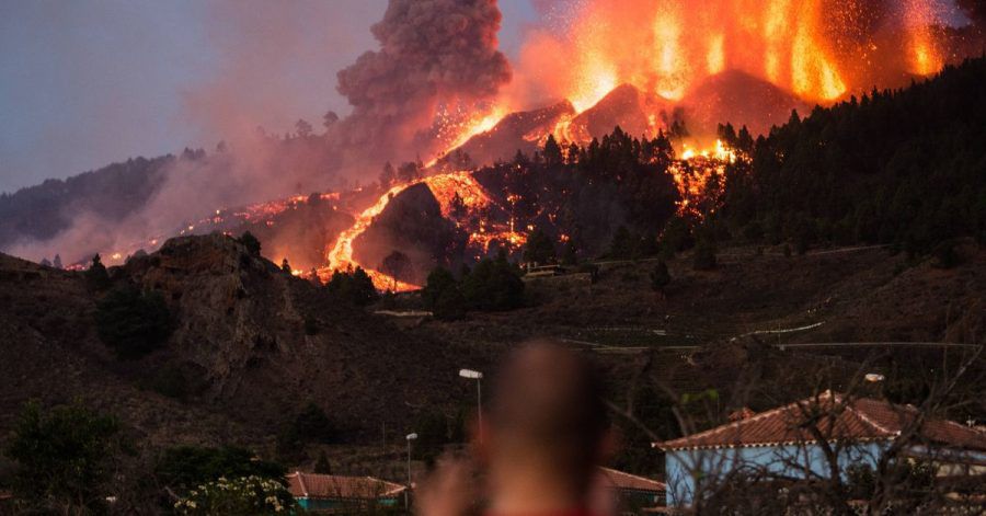 Lava läuft aus dem Vulkan Cumbre Vieja auf La Palma. Auf der spanischen Kanareninsel ist erstmals seit 50 Jahren wieder ein Vulkan ausgebrochen.