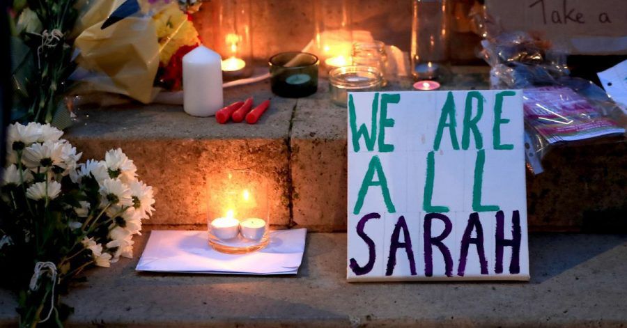 Kerzen und die Botschaft «We are all Sarah» wurden bei einer Mahnwache für die getötete Sarah Everard aufgestellt. (Archivbild)
