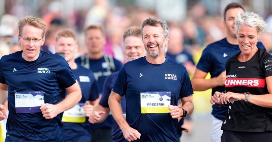 Dänemarks Kronprinz Frederik (M) und Schleswig-Holsteins Ministerpräsident Daniel Günther (l) beim Royal Run.