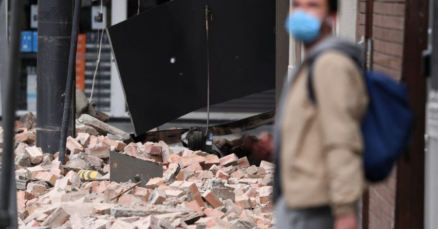 Ziegel liegen auf dem Boden, nachdem Betty's Burgers in der Chappel Street in Windsor durch ein Erdbeben beschädigt wurde. In Victoria wurde ein Erdbeben gemeldet, dessen Erschütterungen in ganz Melbourne und bis nach Canberra und Sydney zu spüren waren.