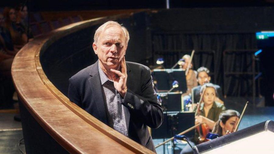 "Die Unschuldsvermutung": Marius Atterson (Ulrich Tukur) will bei seiner Probe nicht gestört werden, schon gar nicht von Regisseuren. (cg/spot)