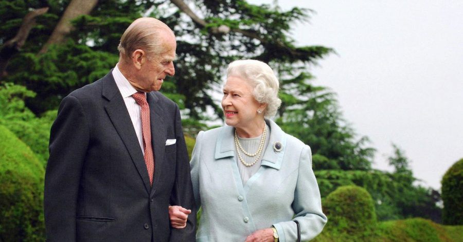 Queen Elizabeth II. und Prinz Philip, Herzog von Edinburgh, stehen in der Gartenanlage von Broadlands in England. (Archivbild)