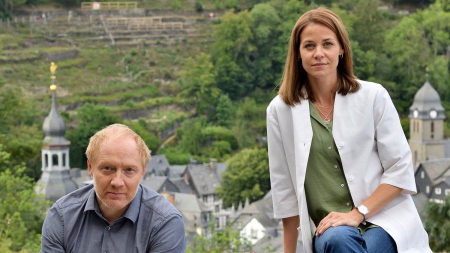 "Die Eifelpraxis: Familiengeheimnisse": Dr. Chris Wegner (Simon Schwarz) und Versorgungsassistentin Vicky Röver (Jessica Ginkel). (cg/spot)