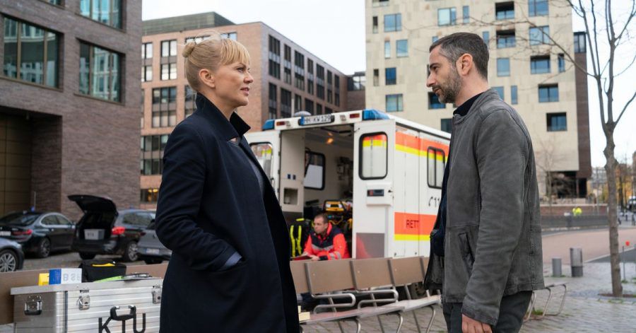 Helen Dorn (Anna Loos) und Tayfun Murat (Denis Moschitto) begegnen sich am Fundort der Leiche.
