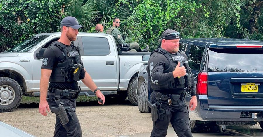 Polizisten suchen im weitläufigen Carlton Reserve in Sarasota, Florida, nach Brian Laundrie, dem Freund von Gabrielle "Gabby" Petito.