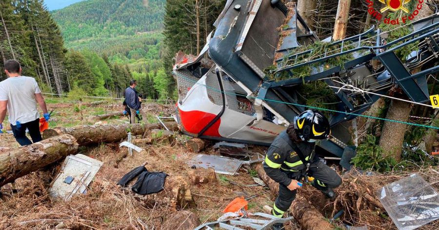 Rettungshelfer arbeiten am Wrack der Seilbahngondel am Monte Mottarone.
