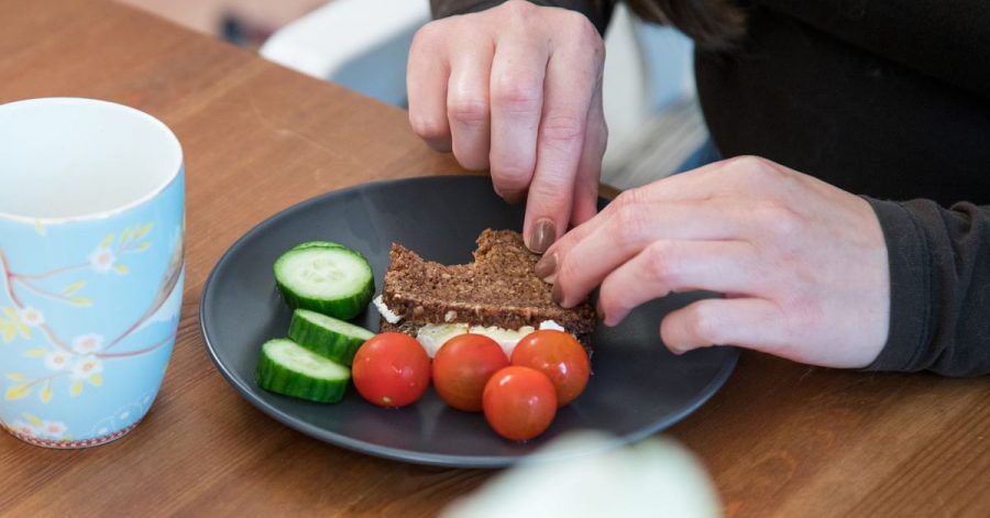 Langsames Essen, ausgiebiges Kauen oder nur bestimmte Lebensmittel auf dem Teller: Bei Kindern kann sich hinter Essensritualen eine Essstörung verbergen.