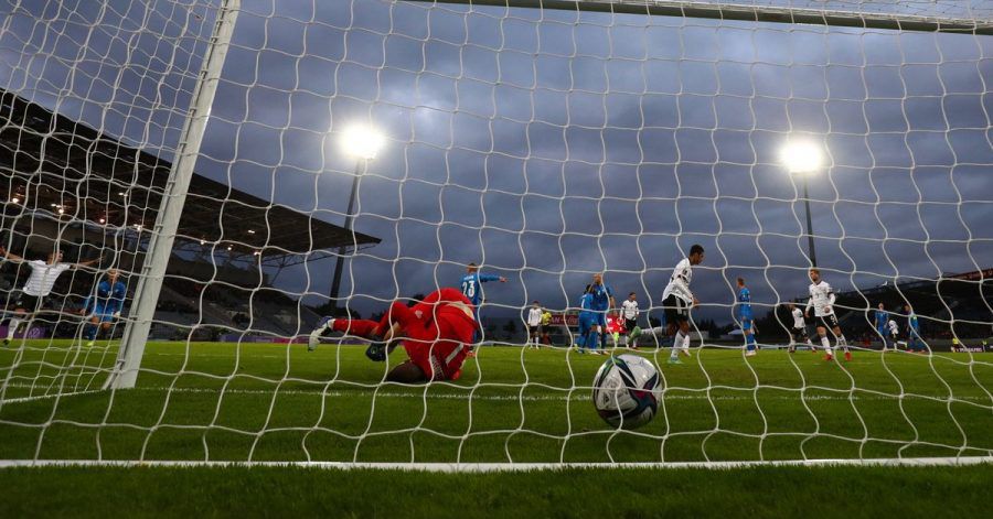 Der Ball liegt nach dem Schuss von Leroy Sané (nicht im Bild) zum 0:3 im Tor von Islands Torwart Torwart Hannes Halldorsson (l).