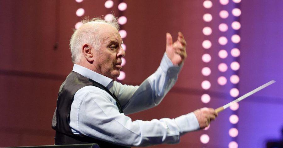 Daniel Barenboim am Pult.