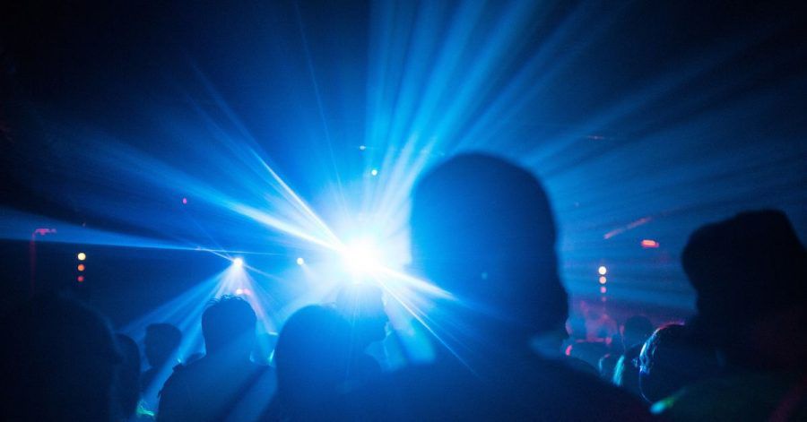 Menschen feiern in einem Club.