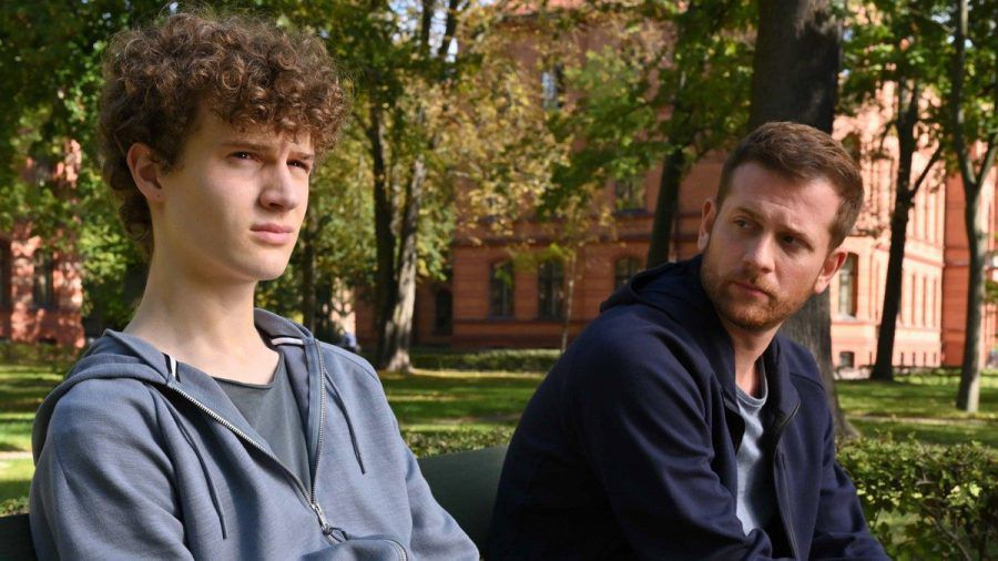 "Käthe und ich: Im Schatten des Vaters": Paul (Christoph Schechinger, rechts) will herausfinden welches Verhältnis Roman (Nico Ramon Kleemann) zu seiner Halbschwester Jasmina hat. (cg/spot)
