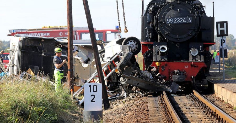Bergungsarbeiten nach der Kollision der Kleinbahn Molli mit einem Wohnmobil in Wittenbeck.