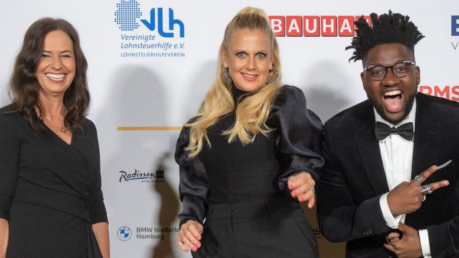 Grit Leithäuser von der Radiozentrale, Barbara Schöneberger und Kelvin Jones beim Deutschen Radiopreis 2021 (v.l.n.r.) (spot)
