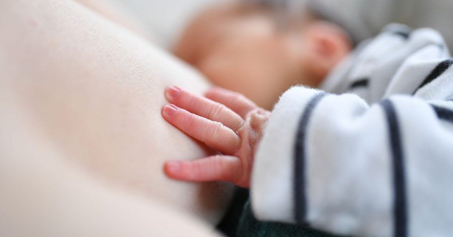 Wenn Babys mal eine Milchmahlzeit erbrechen, ist das noch kein Grund zur Sorge. Kommt es häufiger vor, sollten Eltern die Ursache lieber abklären lassen.