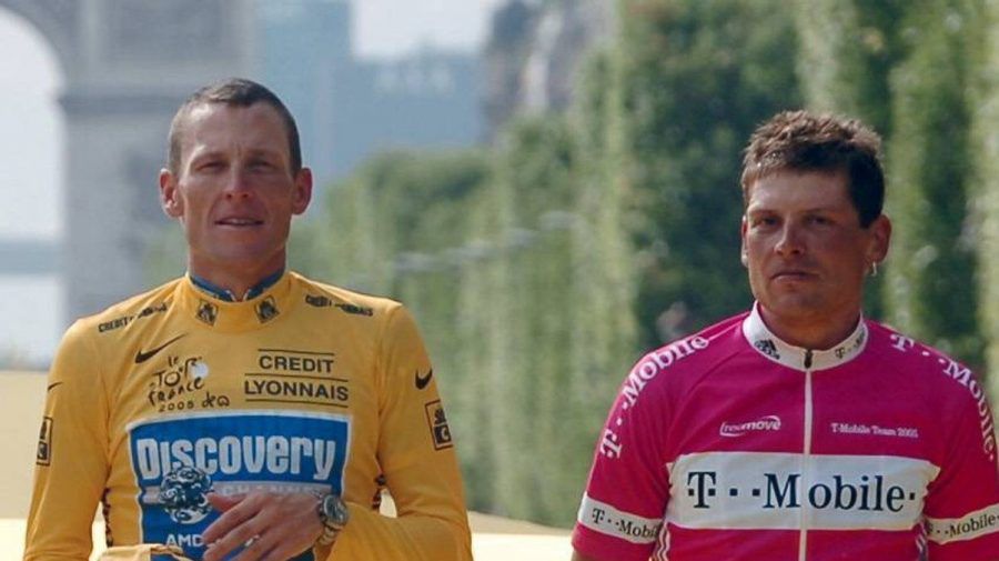 Lance Armstrong (l.) und Jan Ullrich lieferten sich bei der Tour de France regelmäßig ein Kopf-an-Kopf-Rennen. (aha/spot)