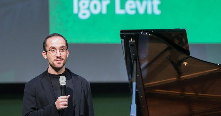 Der Pianist Igor Levit spricht auf der Bühne.