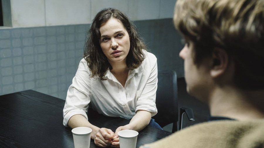 "Polizeiruf 110: Bis Mitternacht": Kriminaloberkommissarin Elisabeth "Bessie" Eyckhoff (Verena Altenberger) verhört den Verdächtigen. (ili/spot)