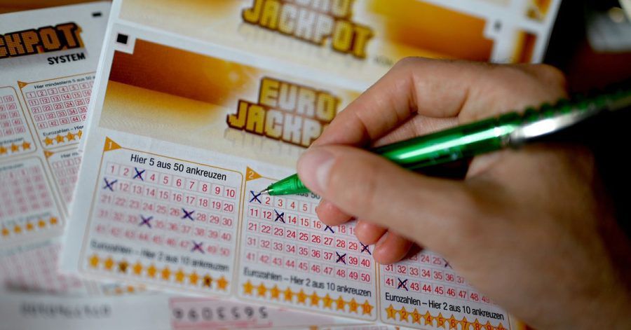 Ein Eurojackpot-Lotterieschein aus.