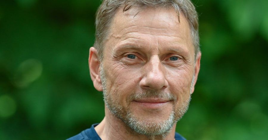 Richy Müller, Schauspieler, fotografiert vor seinem Auftritt zur Lesung «Die Legende vom Ozeanpianisten» auf der Bühne des Sommerprogramms der Stiftung Schloss Neuhardenberg.