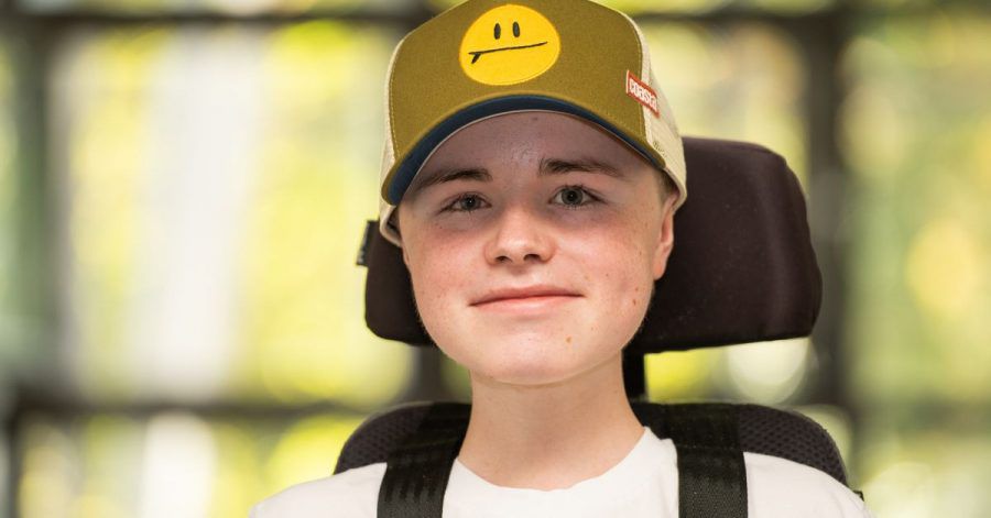 Carl Josef sitzt vor Dreharbeiten zur Reportage-Reihe «Carl Josef trifft...» in einem Flur. Der 16-jährige Moderator der neuen Reihe sitzt im Rollstuhl und kommt aus Peine.