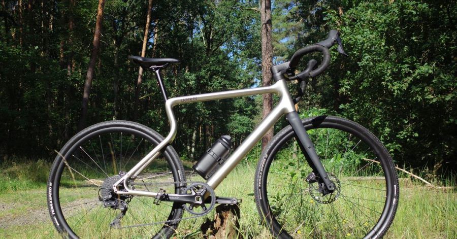 Eine ungewöhnliche Erscheinung: Bei Urwahn-Bikes fehlt das Sitzrohr wie man es kennt - so auch beim ersten E-Gravel der Marke, dem Waldwiesel.E. Der Rahmen ist vernickelt und gegen Kratzer weitgehend geschützt.