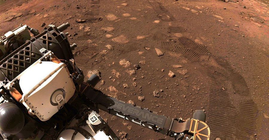 Der Rover «Perseverance» der NASA fährt über den Planeten Mars.