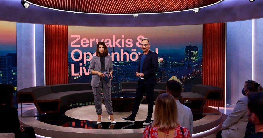 Die Moderatoren Linda Zervakis (l) und Matthias Opdenhövel im Studio der ersten Sendung von "Zervakis & Opdenhövel. Live."