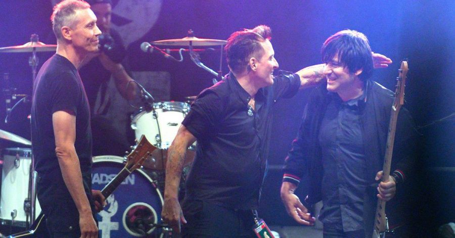 Die Berliner Punkrock-Band Die Ärzte stehen auf der Bühne des Open-Air-Musikfestivals «Jamel rockt den Förster» - Rock gegen Rechts.