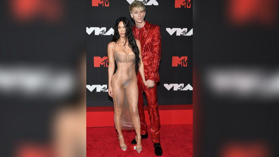 Megan Fox mit Machine Gun Kelly bei den MTV VMAs 2021 (jom/spot)