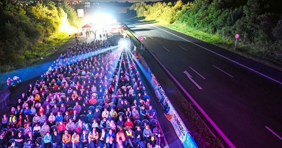 Auf der Autobahn A8 findet ein Open Air Kino statt. Gezeigt wird das Roadmovie „25 km/h“.