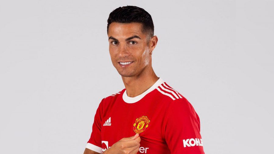 Cristiano Ronaldo begrüßt seine Fans im Manchester-United-Trikot. (ili/spot)