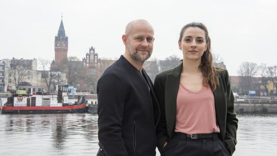 "Jenseits der Spree": Ex-Kriminalhauptkommissar Robert Heffler (Jürgen Vogel) und Kriminalhauptkommissarin Kay Freund (Seyneb Saleh) ermitteln in Berlin-Köpenick. (ili/spot)