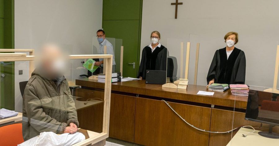 Der Angeklagte (l.) zum Prozessauftakt im Gerichtssaal des Landgerichts München I.