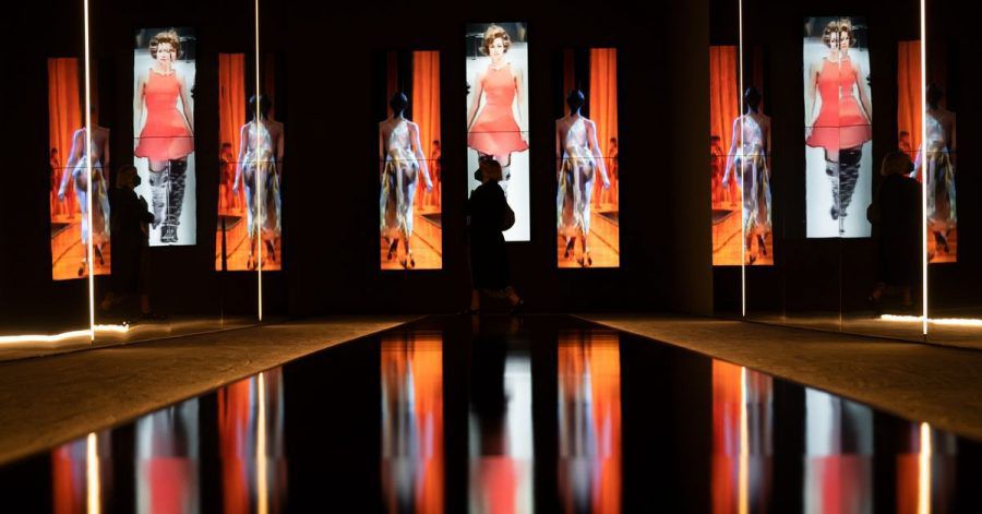 Mit einer Schau über die Modefotografie der 1990er-Jahre hat die von Claudia Schiffer kuratierte Ausstellung nicht nur der Supermodel-Ära und sich selbst ein Denkmal gesetzt.