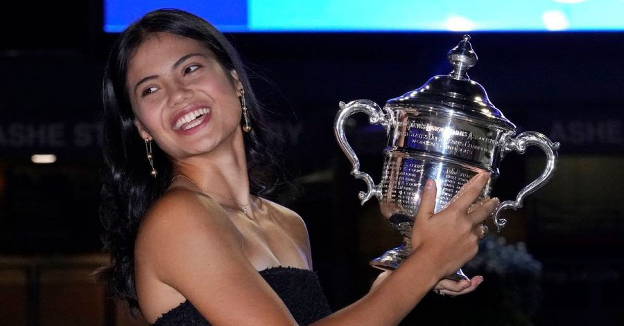 Die Britin Emma Raducanu posiert vor dem Arthur-Ashe-Stadion mit der Meisterschaftstrophäe.