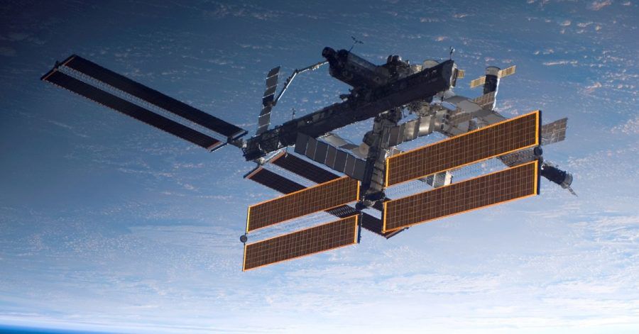 Die Internationale Raumstation ISS mit der Erde im Hintergrund.