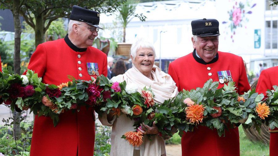 Judi Dench fühlte sich in der blumigen Umgebung sichtlich wohl. (jom/spot)