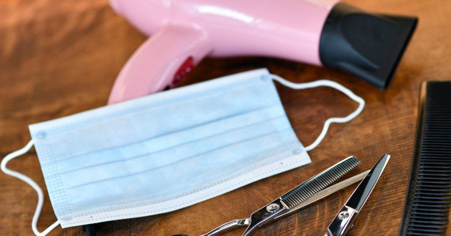 Ein höheres Infektionsrisiko gilt von vornherein etwa für Friseure. Sie und andere Berufsgruppen müssen nicht extra belegen, dass sie sich ausgerechnet im Job infiziert haben.